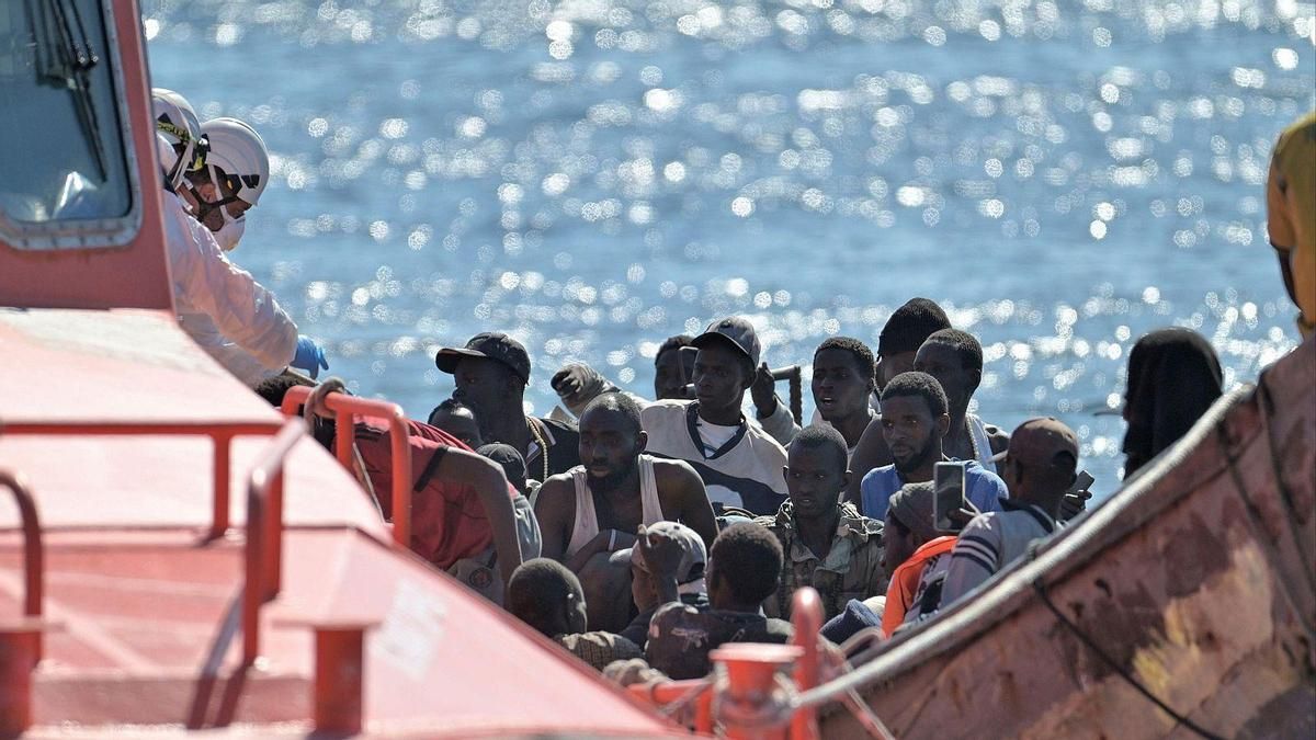 Rescatados 45 migrantes de un cayuco tras 26 días a la deriva al sur de Canarias, con cinco cadáveres a bordo