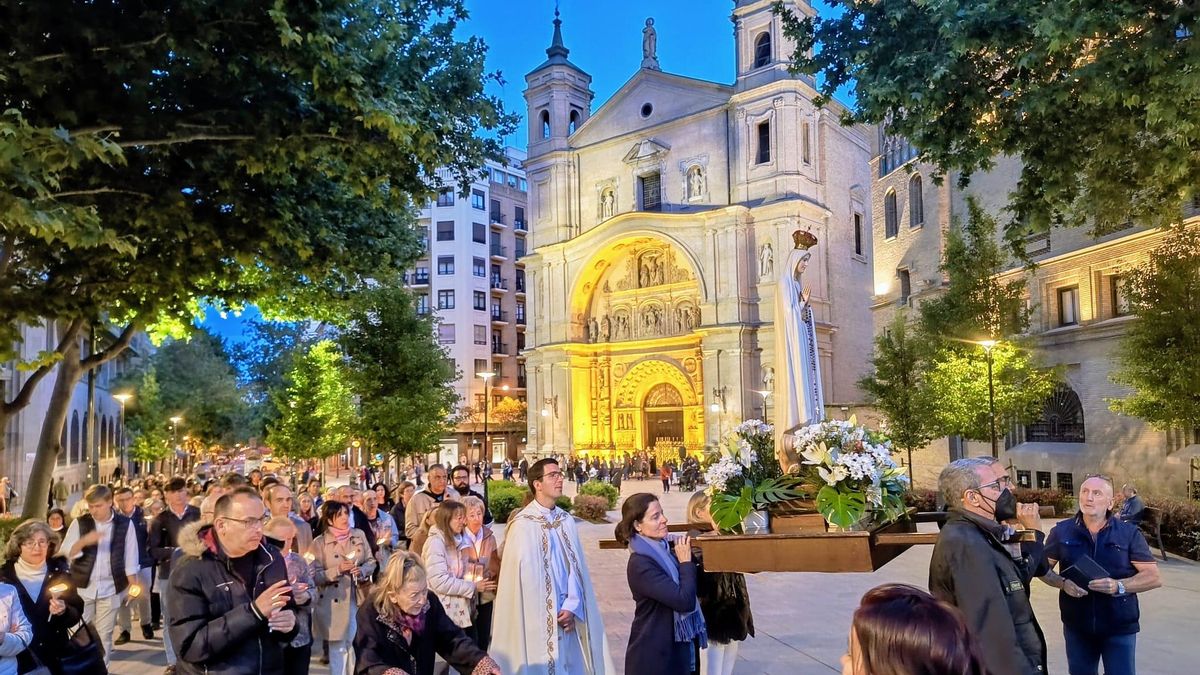 Procesión en plaza Santa Engracia en Zaragoza.