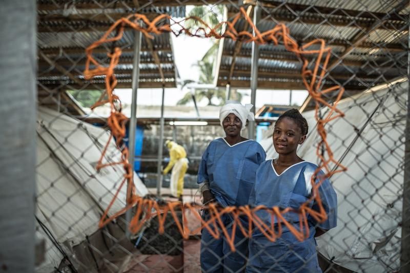 Fatimata Bangura (derecha) tiene 20 años y dos hijos. Ha sobrevivido al ébola. Una vez haya abandonado el centro de Lakka quiere reunir a familiares y amigos de su comunidad para explicarles su experiencia y advertirles de que el ébola es real para que puedan combatirlo con las medidas de prevención que se están difundiendo en las comunidades en riesgo. Fotografía: Pablo Tosco/ Oxfam Intermón