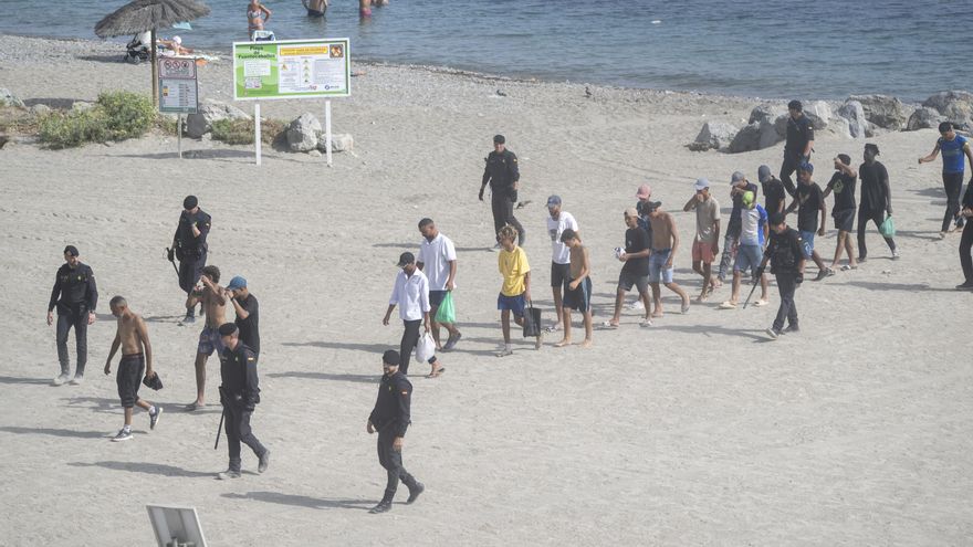 Varios migrantes, a 1 de agosto de 2026, en Ceuta (España).