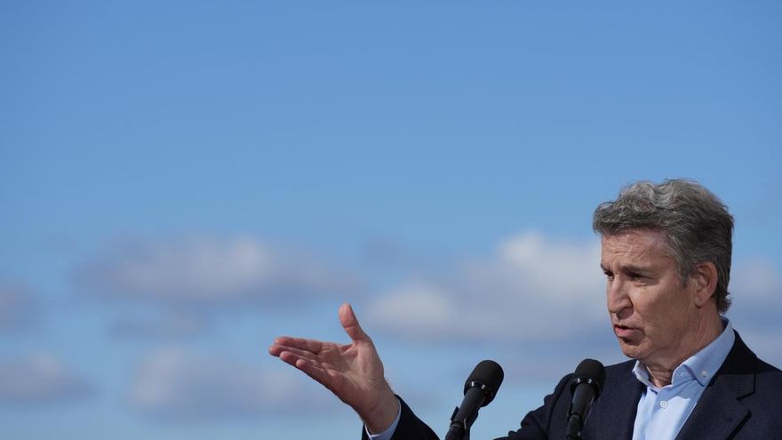 Alberto Núñez Feijóo ofrece una rueda de prensa a los medios tras su visita a la fábrica de Pastas Gallo, en el hotel Ciutat de Granollers, este jueves.