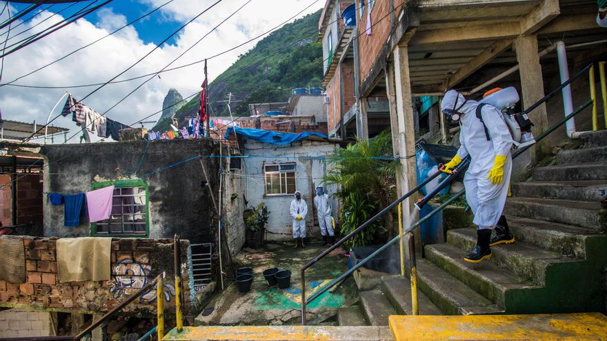 Un voluntario con traje protector desinfecta la favela de Santa Marta en la zona sur de Río de Janeiro.