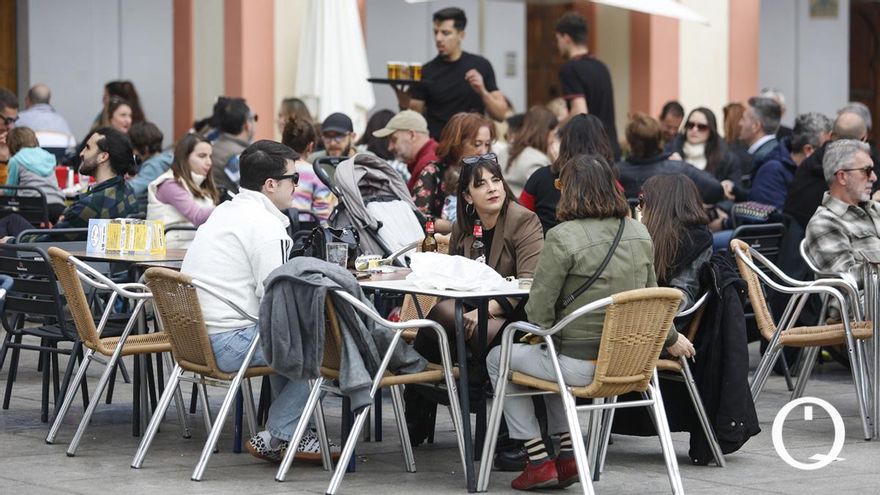 Los cordobeses toman la calle en busca de sol en este sábado de tregua de lluvias