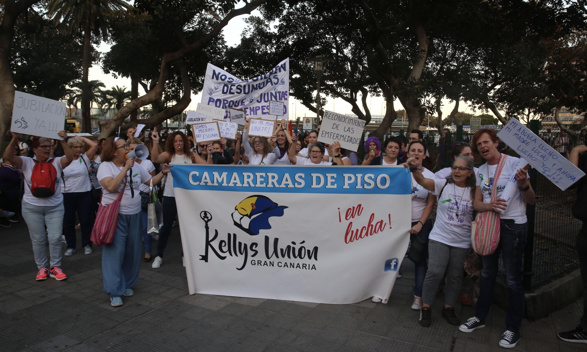 El colectivo de las camareras de piso en la marcha feminista. (Alejandro Ramos).