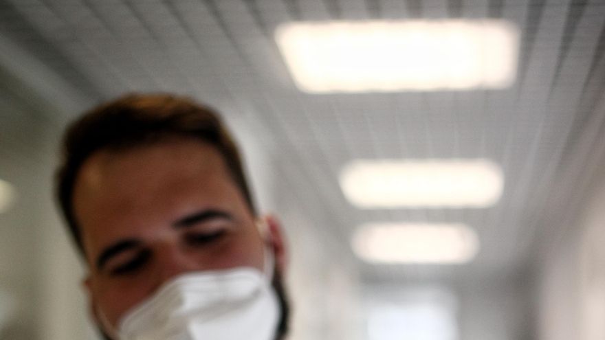 Un sanitario prepara una de las dosis de la vacuna Pzifer antes de suministrarla. Imagen de archivo.