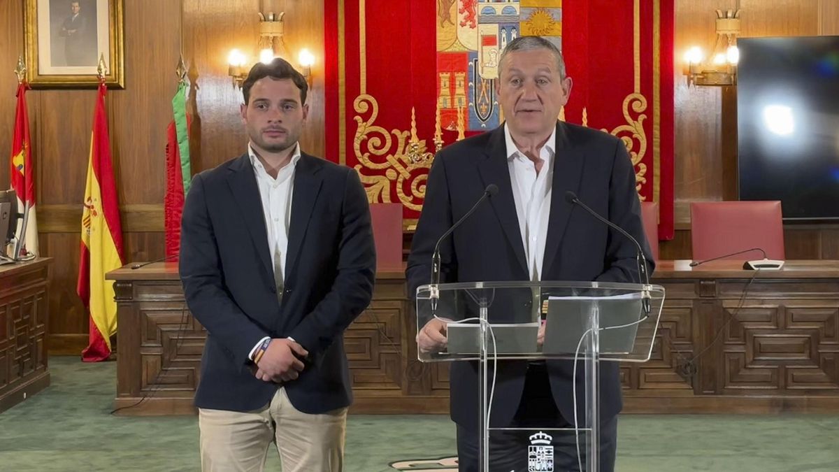 El presidente de la Diputación de Zamora, Javier Faúndez (d) y el diputado de Deportes, Juan del Canto (i), en la rueda de prensa de este jueves.