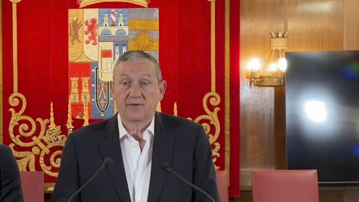 El presidente de la Diputación de Zamora, Javier Faúndez (d), en una imagen de archivo, en una imagen de archivo.