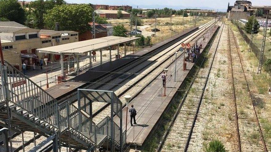 Estación de Getafe Industrial, en la línea C-3, con andones prefabricados hechos con tablones.