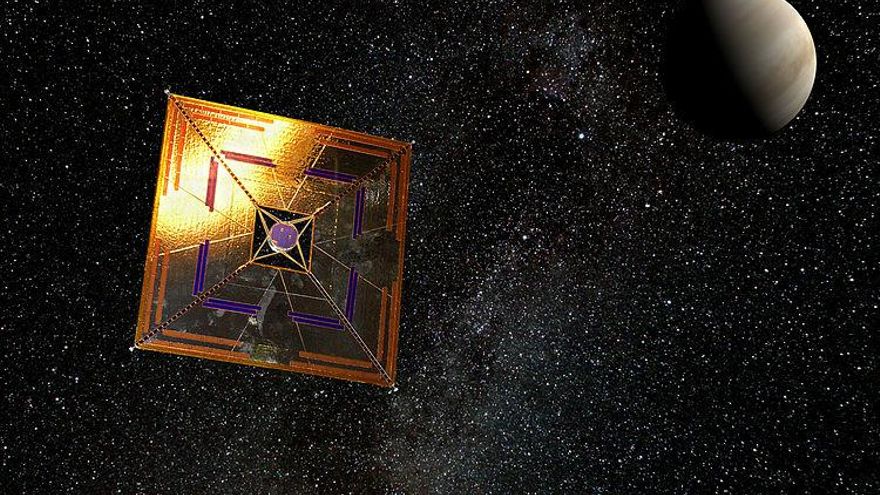 Recreación de la sonda espacial japonesa IKAROS en vuelo. Esta sonda espacial experimental está impulsada parcialmente por una vela solar. Wikimedia Commons, CC BY-SA