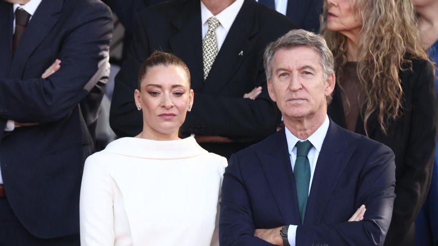 La portavoz del PP en el Congreso, Ester Muñoz, y el presidente del Partido Popular, Alberto Núñez Feijóo, durante el acto solemne de homenaje a la bandera nacional y desfile militar por el 12 de octubre