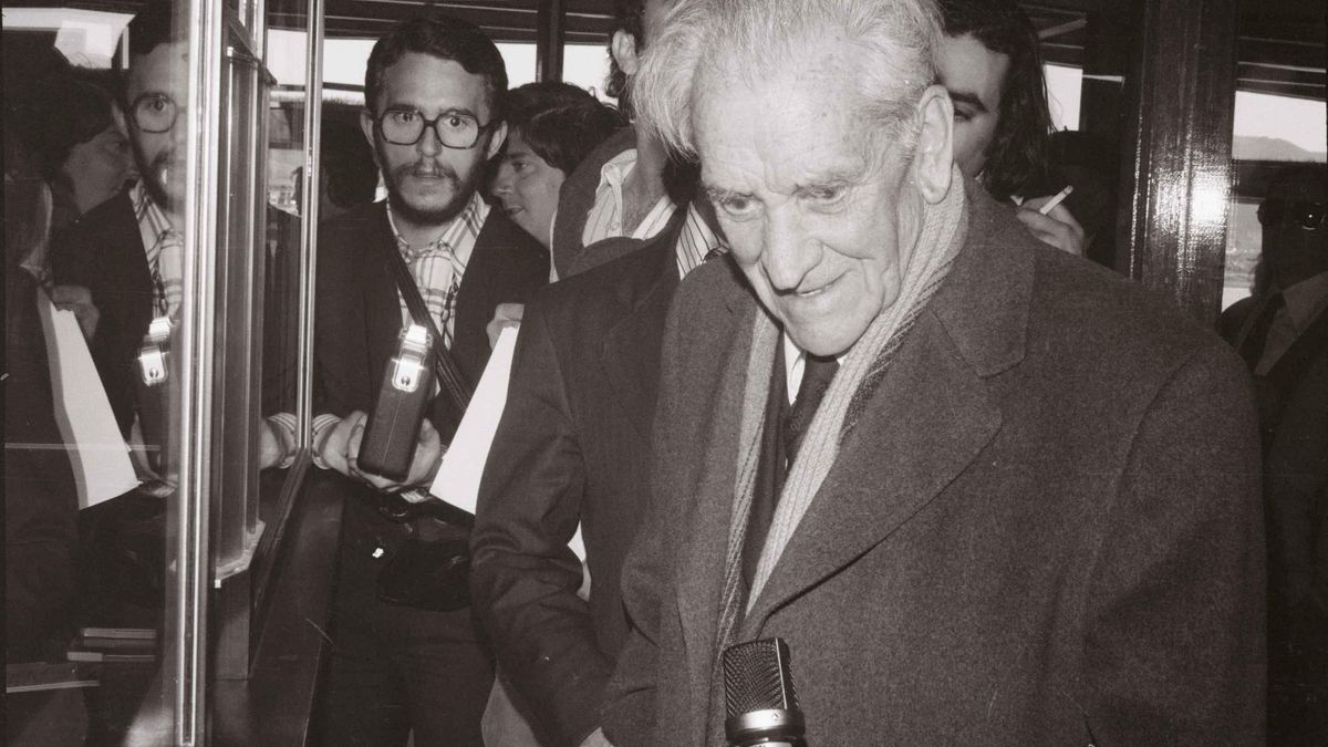 Manuel de Irujo, cuando regresó del exilio, en el aeropuerto de Hondarribia