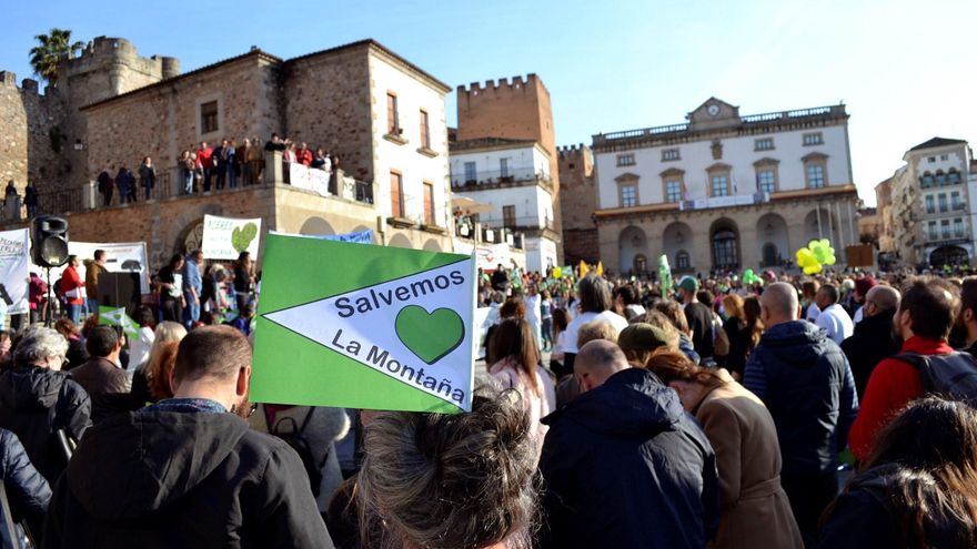 Salvemos la Montaña recoge firmas para sus alegaciones contra el decreto ley extremeño del litio