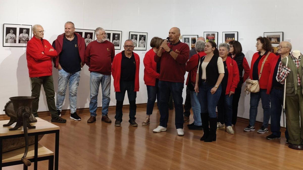 El grupo de teatro popular 'El Escarpín' muestra en Villablino parte de su 'atrezzo' de 20 años de existencia