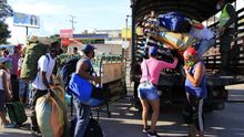 Ciudadanos venezolanos que quieren cruzar a su país son trasladados desde el Puente Simón Bolívar hasta el Puente de Tienditas, donde permanecerán en un refugio, en Cúcuta (Colombia).