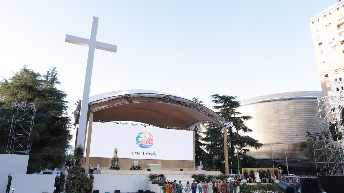Almeida hace caso a una petición de HazteOir y mantendrá en Madrid la cruz gigante de la visita del Papa