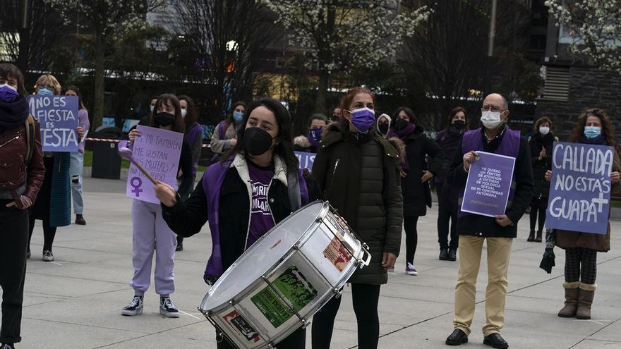 Animación durante la protesta feminista por el 8M en Santander.