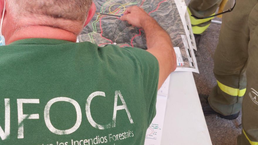 Un agente del Infoca, preparando sobre el mapa las actuaciones