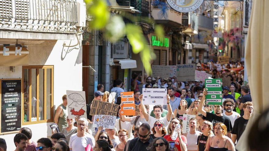 Cientos de personas toman Sóller, epicentro de la turistificación en Mallorca: "Somos un pueblo, no una inversión"