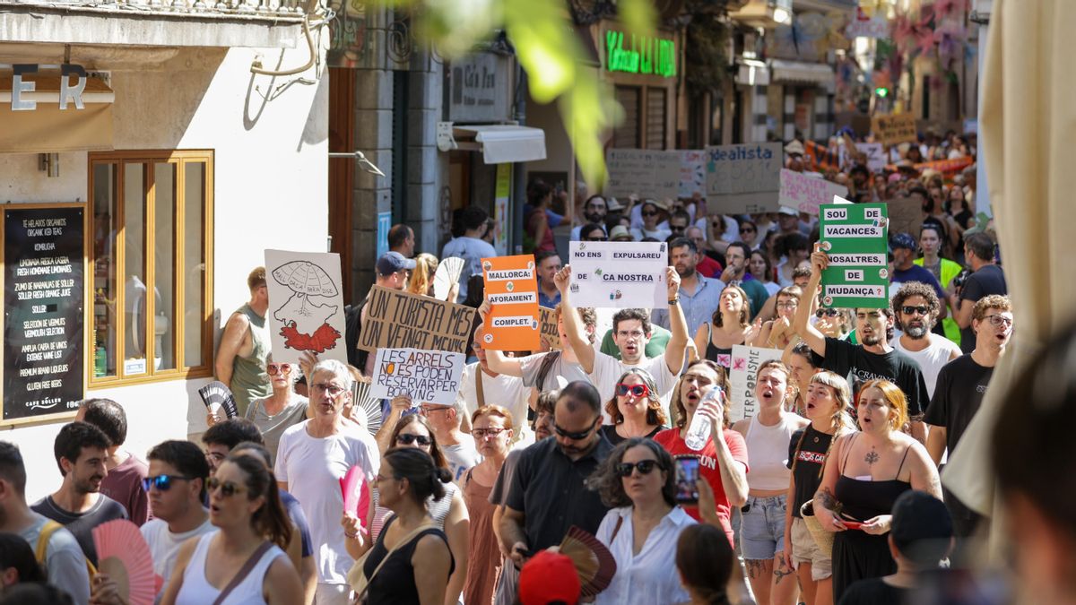 Cientos de personas toman Sóller, epicentro de la turistificación en Mallorca:: "Somos un pueblo, una inversión"