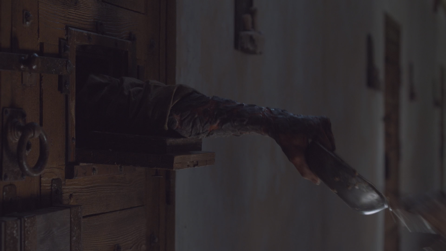 Jorah intenta agarrar a Sam mostrando su característica enfermedad