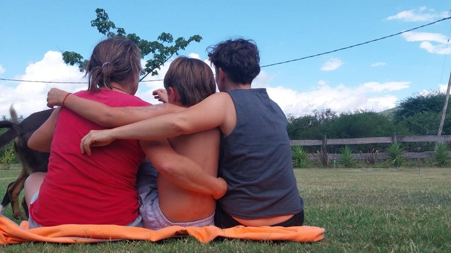 “Tengo miedo por la discriminación que pueda sufrir mi hijo”: familias homoparentales en alerta tras el ataque de Milei