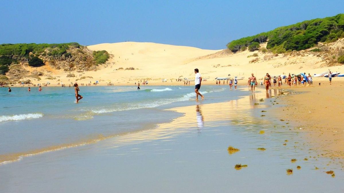 Restringidos los accesos a la playa de Bolonia en Tarifa y a la Cala del Aceite en Conil