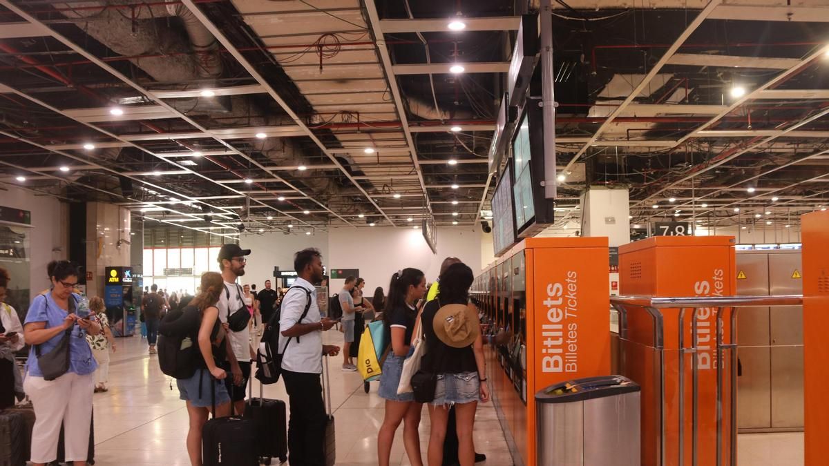 Interrumpidas las líneas R2, R2 Nord y R11 de Rodalies por el derrumbe de un pozo en Montcada