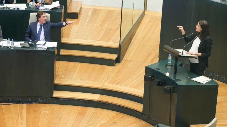 Almeida amenaza con demandas tras la publicación de los contratos con la firma en la que trabaja el hermano de su edil