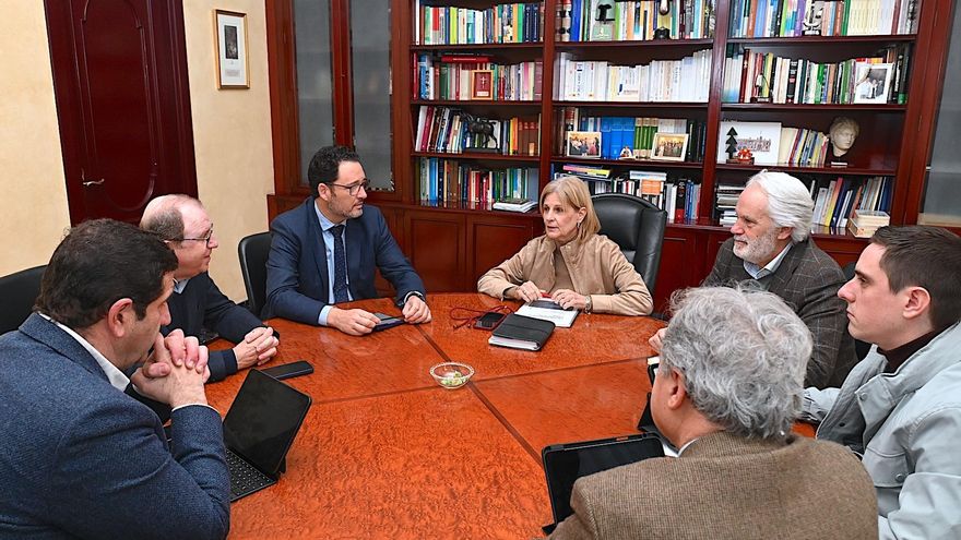 La alcaldesa de Jerez (Cádiz), María José García-Pelayo, acompañada de miembros del Gobierno municipal, el presidente de la Confederación de Empresarios de Cádiz (CEC), Andrés Santos Cordero, y el director de la CEC en Jerez.