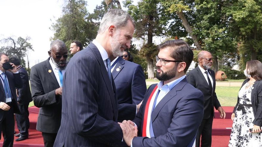 Fotografía cedida por Casa Real que muestra al rey de España, Felipe VI mientras saluda al nuevo presidente de Chile, Gabriel Boric, tras su ceremonia de investidura en Valparaíso
