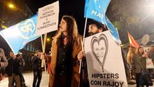 Dos miembros del colectivo Homo Velamine, conocido por sus acciones paródicas, frente a la sede del PP./ Omar Oeste