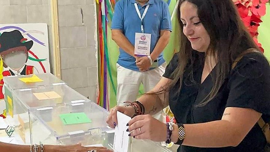 Laura Fuentes, candidata al Parlamento de Canarias por Unidas Sí Podemos, ejerce su derecho al voto
