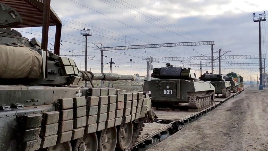 Imagen facilitada por el Ministerio de Defensa ruso que muestra vehículos de combate blindados rusos, cargados en vagones de mercancias en Bakhchysarai, Crimea. EFE/EPA/RUSSIAN DEFENCE MINISTRY PRESS SERVICE HANDOUT
