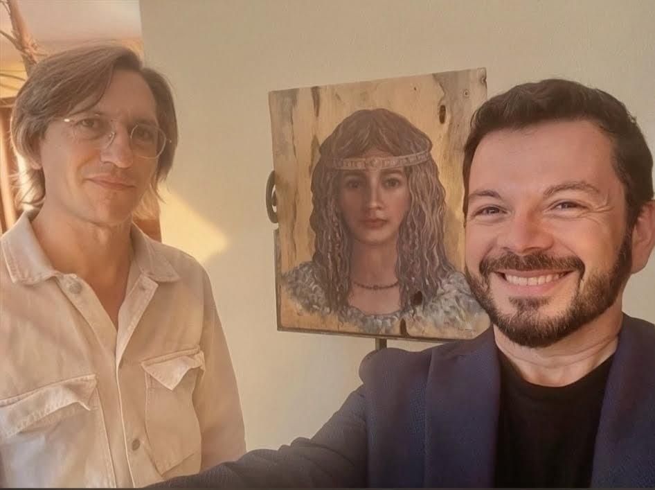 Juan Cavallé (i) junto a un retrato de la princesa Guasimara.