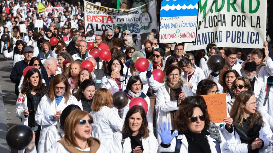Numerosas personas se manifiestan durante una concentración de médicos y pediatras de Atención Primaria en huelga.