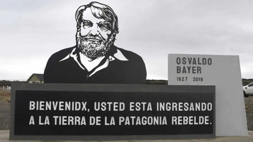 La familia de Osvaldo Bayer niega que el monumento se pueda reconstruir: "Está hecho escombros y chatarra"