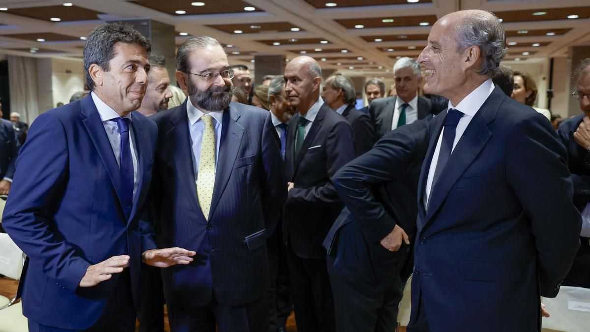 Mazón, a l'esquerra a la imatge, i Camps, a la dreta, en un esdeveniment del 2023