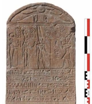 La iconografía religiosa muestra al gobernante con papel de faraón