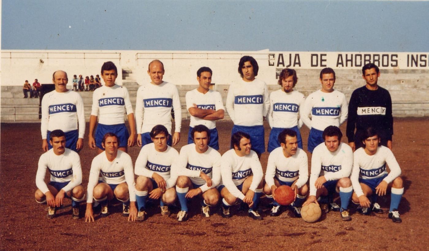 Equipo de fútbol de empresa. Tabacos Capote. Tatá, Reneldo, El Alemán, Neido, Fidel, Charly Bullman, Lucio, Cuco Carmona. Álvaro Ñamero, Chanito, Rafael Ángel, Chiche, Rodrigo, Arteaga, Farrique y Manolo Farrique. (Padre e hijo en el mismo equipo).