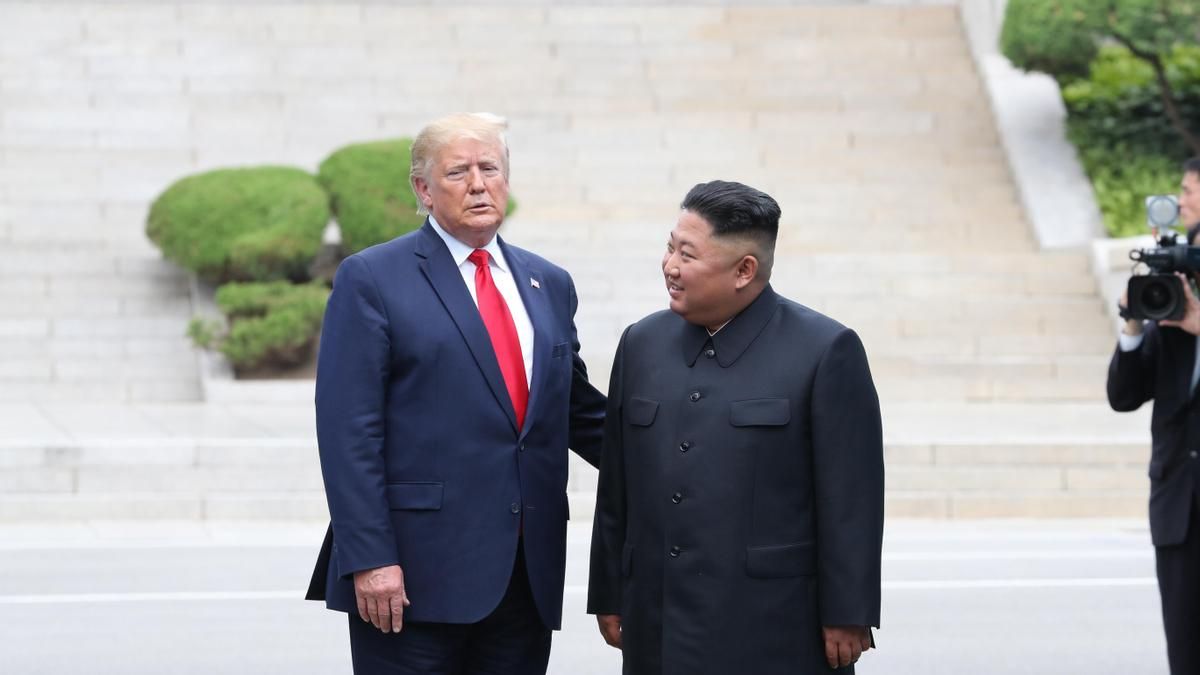 Trump ordena reducir los ejercicios militares conjuntos con Corea del Sur por su "muy buena relación con Kim Jong Un"