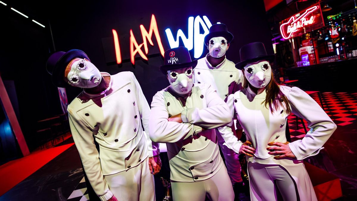En un futuro distópico, el mundo ha sido silenciado por el ejército de la Nación Omega y WAH Show es el único reducto donde aún se puede disfrutar de la música
