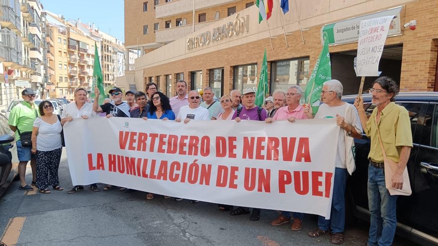 Protesta contra el vertedero de colectivos y políticos de Nerva en la puerta del juzgado.
