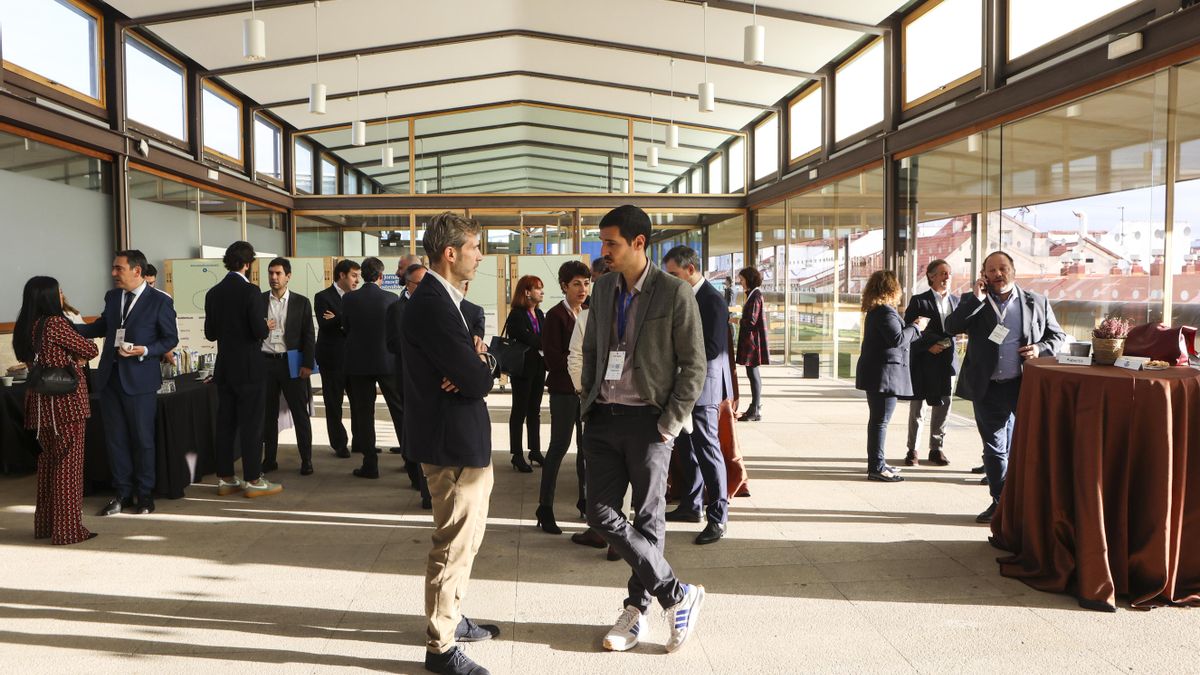 Momentos de conversación y networking entre los asistentes al evento