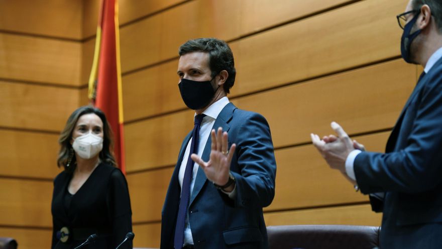 Pablo Casado (c) junto a los portavoces del PP en el Senado, Javier Maroto (d) y Congreso, Cuca Gamarra (i), este martes en el Congreso. EFE/ Víctor Lerena