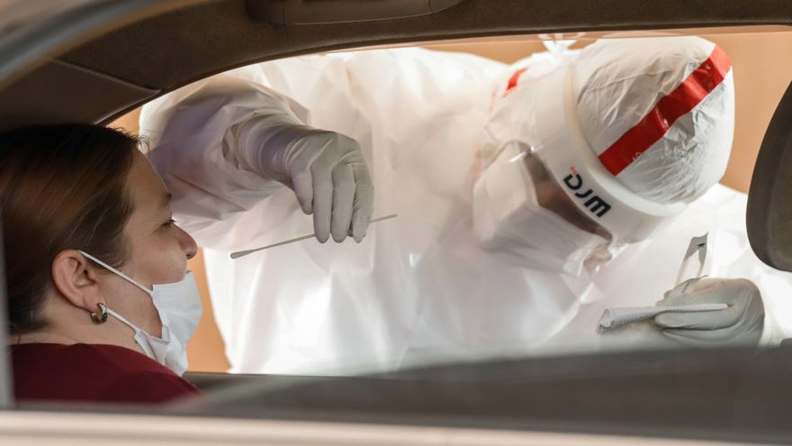 Una enfermera toma una prueba hisopada de coronavirus en Asunción (Paraguay), en una fotografía de archivo. EFE/Nathalia Aguilar