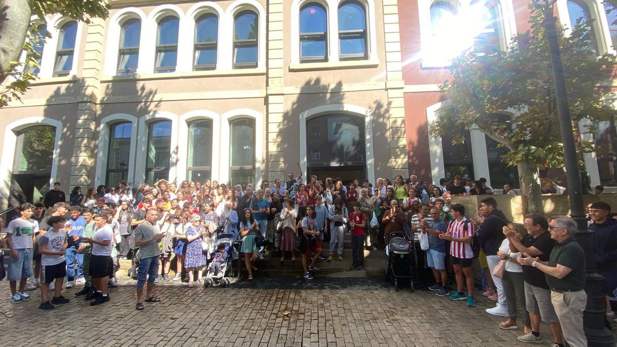 Concentración contra la medida de prohibir el velo a las puerta del IES Sagasta