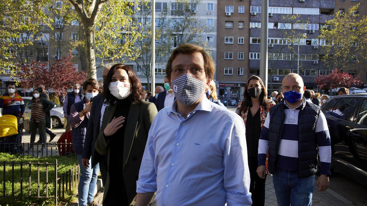 La presidenta de la Comunidad de Madrid y candidata a la reelección, Isabel Díaz Ayuso (i), y el portavoz nacional del Partido Popular, José Luis Martínez-Almeida (d).