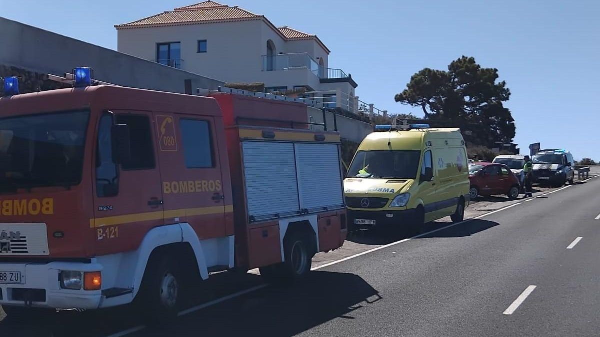 Equipos de asistencia en el lugar del accidente ocurrido en la mañana de este jueves en la carretera de Las Indias (Fuencaliente)