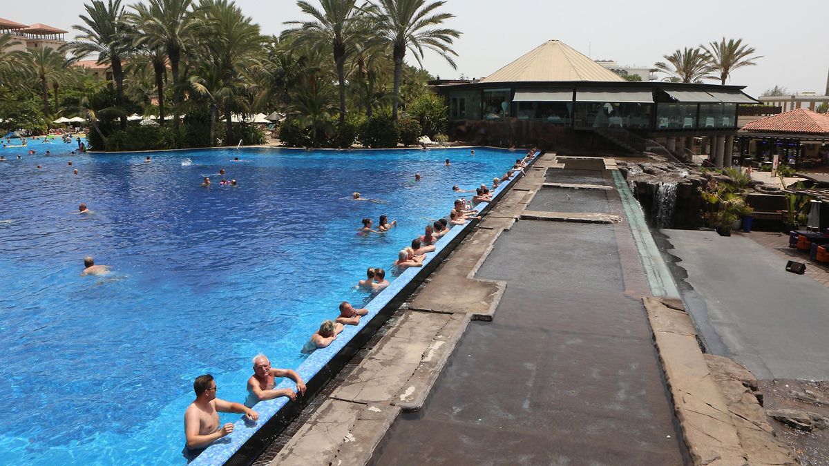 Piscina y arboleda en Hotel Lopesan Costa Meloneras, en el sur de Gran Canaria