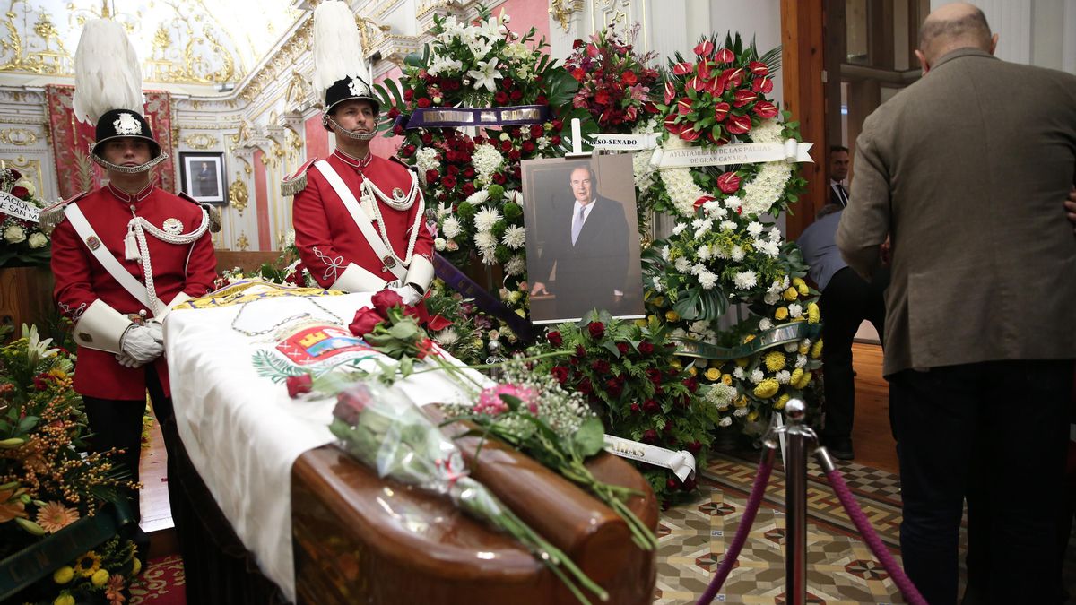 Capilla ardiente de Jerónimo Saavedra en las Casas Consistoriales de Las Palmas de Gran Canaria.